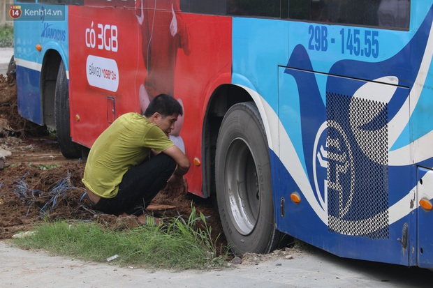 Chùm ảnh: Hiện trường vụ xe buýt đi sai tuyến đường, lao lên vỉa hè đâm tử vong người đi bộ tại Hà Nội - Ảnh 6. Chùm ảnh: Hiện trường vụ xe buýt đi sai tuyến đường, lao lên vỉa hè đâm tử vong người đi bộ tại Hà Nội - Ảnh 6.