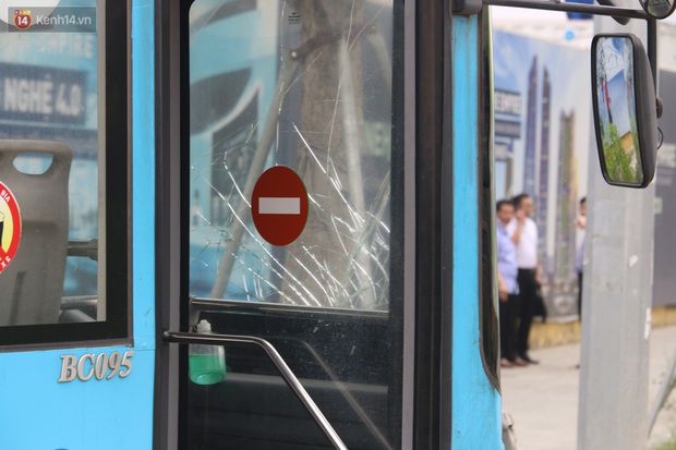 Chùm ảnh: Hiện trường vụ xe buýt đi sai tuyến đường, lao lên vỉa hè đâm tử vong người đi bộ tại Hà Nội - Ảnh 7. Chùm ảnh: Hiện trường vụ xe buýt đi sai tuyến đường, lao lên vỉa hè đâm tử vong người đi bộ tại Hà Nội - Ảnh 7.