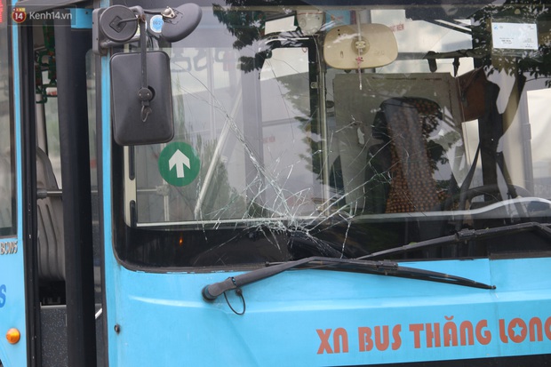 Chùm ảnh: Hiện trường vụ xe buýt đi sai tuyến đường, lao lên vỉa hè đâm tử vong người đi bộ tại Hà Nội - Ảnh 8. Chùm ảnh: Hiện trường vụ xe buýt đi sai tuyến đường, lao lên vỉa hè đâm tử vong người đi bộ tại Hà Nội - Ảnh 8.