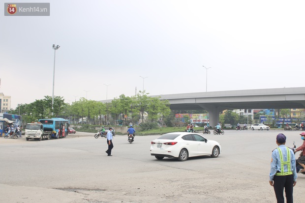Chùm ảnh: Hiện trường vụ xe buýt đi sai tuyến đường, lao lên vỉa hè đâm tử vong người đi bộ tại Hà Nội - Ảnh 2. Chùm ảnh: Hiện trường vụ xe buýt đi sai tuyến đường, lao lên vỉa hè đâm tử vong người đi bộ tại Hà Nội - Ảnh 2.