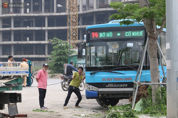 Chùm ảnh: Hiện trường vụ xe buýt đi sai tuyến đường, lao lên vỉa hè đâm tử vong người đi bộ tại Hà Nội - Ảnh 9. Chùm ảnh: Hiện trường vụ xe buýt đi sai tuyến đường, lao lên vỉa hè đâm tử vong người đi bộ tại Hà Nội - Ảnh 9.