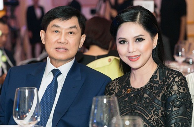 Tỷ phú Johnathan Hạnh Nguyễn từng yêu điên cuồng: Đi mọi chuyến bay mà vợ làm tiếp viên, vé có thể lấp đầy cả một căn phòng lớn - Ảnh 3. Tỷ phú Johnathan Hạnh Nguyễn từng yêu điên cuồng: Đi mọi chuyến bay mà vợ làm tiếp viên, vé có thể lấp đầy cả một căn phòng lớn - Ảnh 3.