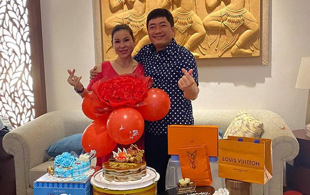 Cuộc sống của diễn viên Kinh Quốc trước khi vợ đại gia bị bắt: Được bà xã tặng xe hơi 6 tỷ, sở hữu biệt thự và toà nhà cao cấp - Ảnh 7. Cuộc sống của diễn viên Kinh Quốc trước khi vợ đại gia bị bắt: Được bà xã tặng xe hơi 6 tỷ, sở hữu biệt thự và toà nhà cao cấp - Ảnh 7.