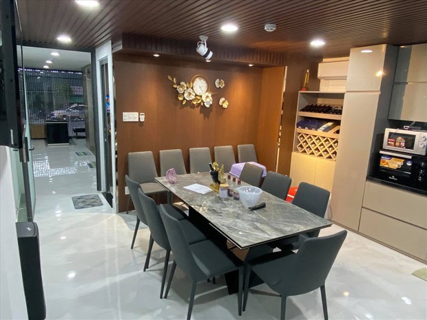 Cuộc sống của diễn viên Kinh Quốc trước khi vợ đại gia bị bắt: Được bà xã tặng xe hơi 6 tỷ, sở hữu biệt thự và toà nhà cao cấp - Ảnh 3. Cuộc sống của diễn viên Kinh Quốc trước khi vợ đại gia bị bắt: Được bà xã tặng xe hơi 6 tỷ, sở hữu biệt thự và toà nhà cao cấp - Ảnh 3.