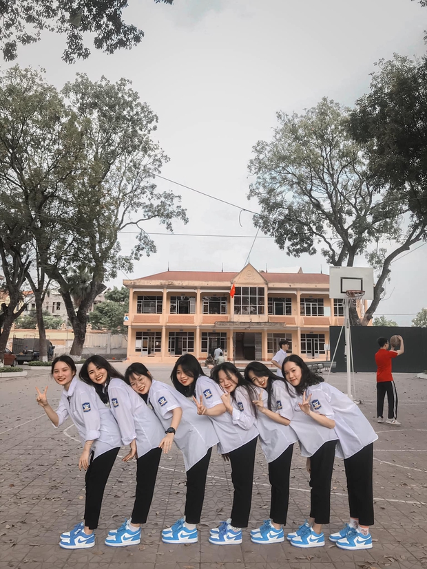 Nhóm bạn thân chụp ảnh kỷ niệm, ai cũng xinh nhưng sự chú ý đổ dồn vào đôi giày, dân mạng soi giá trị lên tới 63 triệu? - Ảnh 1. Nhóm bạn thân chụp ảnh kỷ niệm, ai cũng xinh nhưng sự chú ý đổ dồn vào đôi giày, dân mạng soi giá trị lên tới 63 triệu? - Ảnh 1.