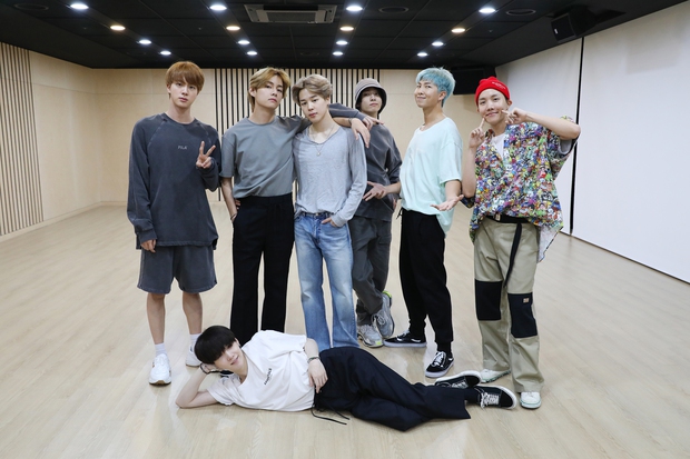 Fan các nhóm Big Hit cãi nhau vì BTS có phòng tập to hơn, ARMY bênh vực: Kiếm được nhiều tiền như BTS đi rồi nói chuyện! - Ảnh 2. Fan các nhóm Big Hit cãi nhau vì BTS có phòng tập to hơn, ARMY bênh vực: Kiếm được nhiều tiền như BTS đi rồi nói chuyện! - Ảnh 2.