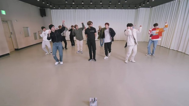 Fan các nhóm Big Hit cãi nhau vì BTS có phòng tập to hơn, ARMY bênh vực: Kiếm được nhiều tiền như BTS đi rồi nói chuyện! - Ảnh 3. Fan các nhóm Big Hit cãi nhau vì BTS có phòng tập to hơn, ARMY bênh vực: Kiếm được nhiều tiền như BTS đi rồi nói chuyện! - Ảnh 3.