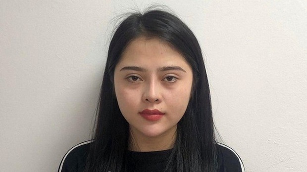 Bắt quả tang cô gái trẻ xinh như hot girl đang làm liều trên phố - Ảnh 1. Bắt quả tang cô gái trẻ xinh như hot girl đang làm liều trên phố - Ảnh 1.