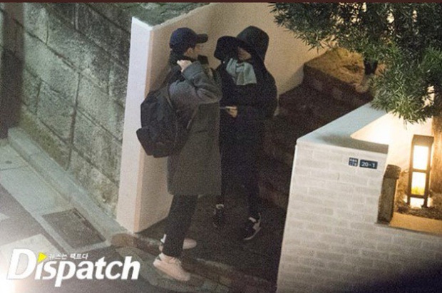 Soi style đi hẹn hò của 12 cặp đôi quyền lực xứ Hàn: Son Ye Jin và Hyun Bin có sành điệu nhất? - Ảnh 10. Soi style đi hẹn hò của 12 cặp đôi quyền lực xứ Hàn: Son Ye Jin và Hyun Bin có sành điệu nhất? - Ảnh 10.
