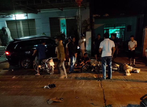 Nóng: Ô tô tông hàng loạt xe máy, 2 người chết, 6 người bị thương - Ảnh 1. Nóng: Ô tô tông hàng loạt xe máy, 2 người chết, 6 người bị thương - Ảnh 1.