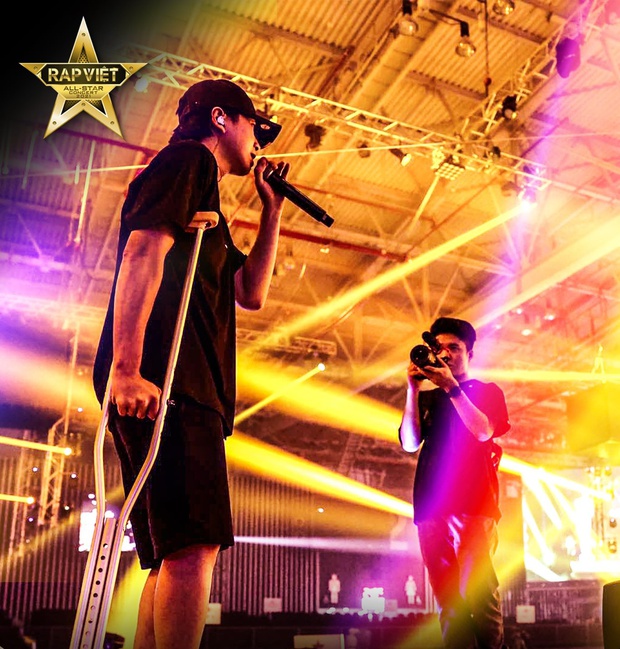 Karik chống nạng xuất hiện tại buổi tổng duyệt, ngầm xác nhận góp mặt tại Rap Việt Concert bất chấp chấn thương - Ảnh 4. Karik chống nạng xuất hiện tại buổi tổng duyệt, ngầm xác nhận góp mặt tại Rap Việt Concert bất chấp chấn thương - Ảnh 4.