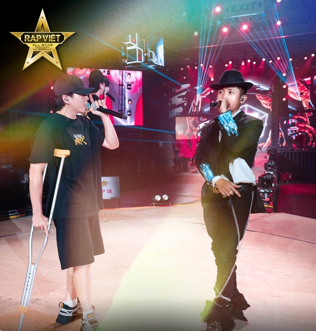 Karik chống nạng xuất hiện tại buổi tổng duyệt, ngầm xác nhận góp mặt tại Rap Việt Concert bất chấp chấn thương - Ảnh 5. Karik chống nạng xuất hiện tại buổi tổng duyệt, ngầm xác nhận góp mặt tại Rap Việt Concert bất chấp chấn thương - Ảnh 5.