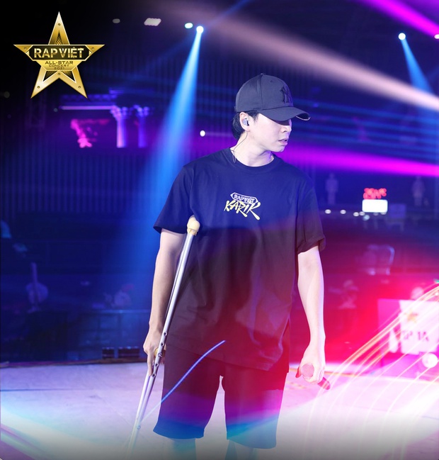 Karik chống nạng xuất hiện tại buổi tổng duyệt, ngầm xác nhận góp mặt tại Rap Việt Concert bất chấp chấn thương - Ảnh 2. Karik chống nạng xuất hiện tại buổi tổng duyệt, ngầm xác nhận góp mặt tại Rap Việt Concert bất chấp chấn thương - Ảnh 2.