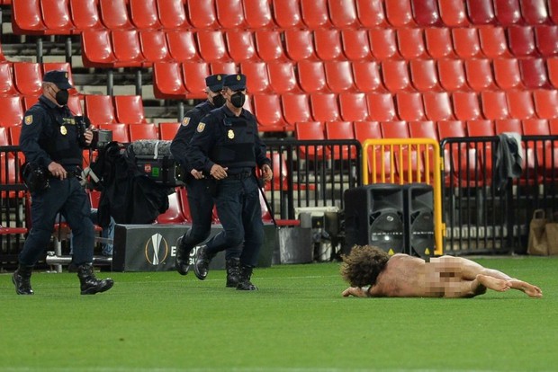 Sốc: Fan cuồng khỏa thân chạy quanh sân trong trận lượt đi tứ kết Europa League của MU - Ảnh 5.