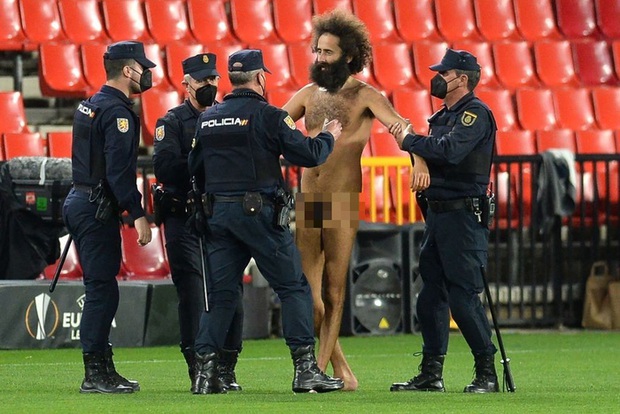 Sốc: Fan cuồng khỏa thân chạy quanh sân trong trận lượt đi tứ kết Europa League của MU - Ảnh 7.