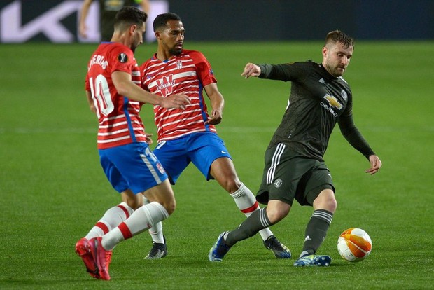 Sốc: Fan cuồng khỏa thân chạy quanh sân trong trận lượt đi tứ kết Europa League của MU - Ảnh 8.