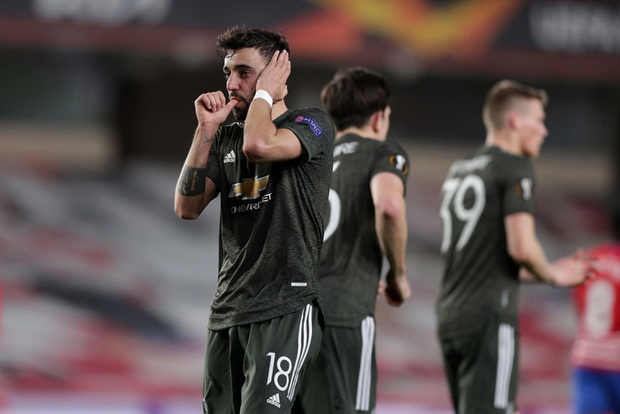 Sốc: Fan cuồng khỏa thân chạy quanh sân trong trận lượt đi tứ kết Europa League của MU - Ảnh 10.