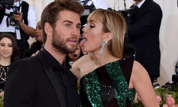 Đào lại loạt khoảnh khắc Miley Cyrus lẳng lơ khiến chồng cũ Liam Hemsworth muối mặt ở loạt thảm đỏ, lý do ly hôn là đây? - Ảnh 9.