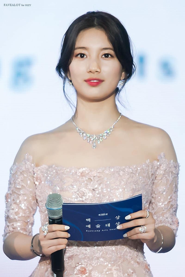 Nữ thần Baeksang gọi tên Suzy: 5 năm liên tiếp làm MC, mỗi năm lại xinh đẹp thêm bội phần - Ảnh 16.