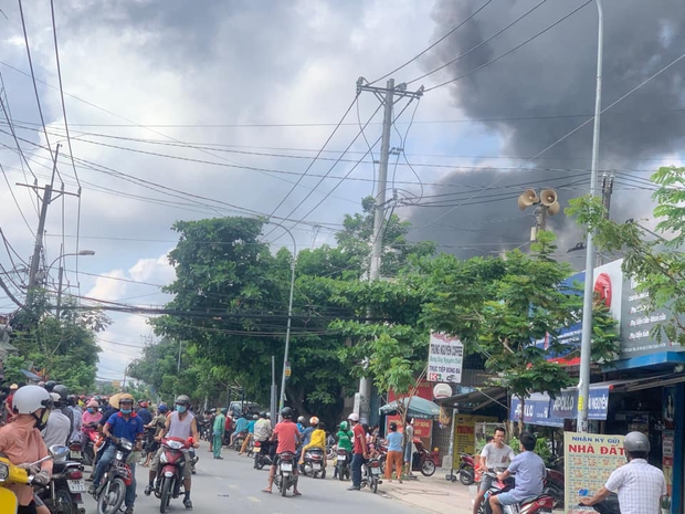 Clip: Cháy cửa hàng sơn rồi lan sang nhà dân, cột khói bốc cao hàng chục mét ở Sài Gòn - Ảnh 1.