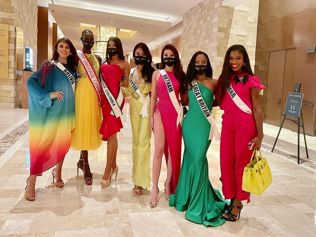 Khánh Vân lên đồ hở cực bạo để đọ sắc bên dàn đối thủ Miss Universe, nàng hậu xoay 1 phát khiến dân tình “toát mồ hôi” vì lý do này? - Ảnh 4.