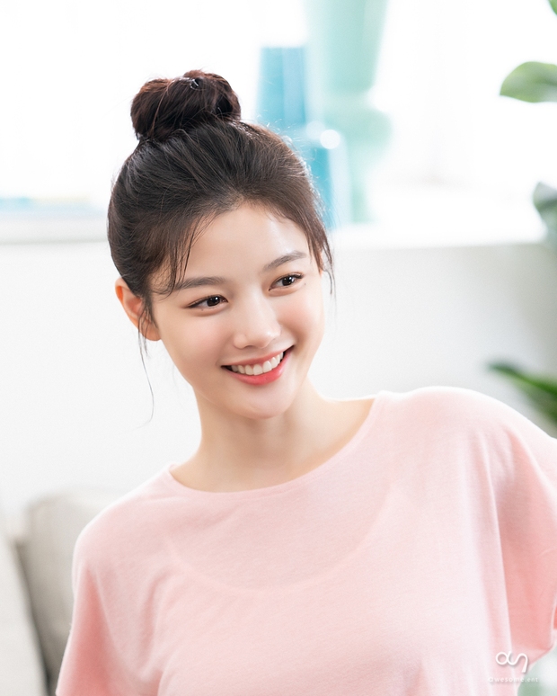 Mặt Trăng Ôm Mặt Trời có 2 sao nhí họ Kim dậy thì đỉnh cao: Kim Yoo Jung đã xinh còn bốc lửa, Kim So Hyun vịt hóa thiên nga - Ảnh 8.