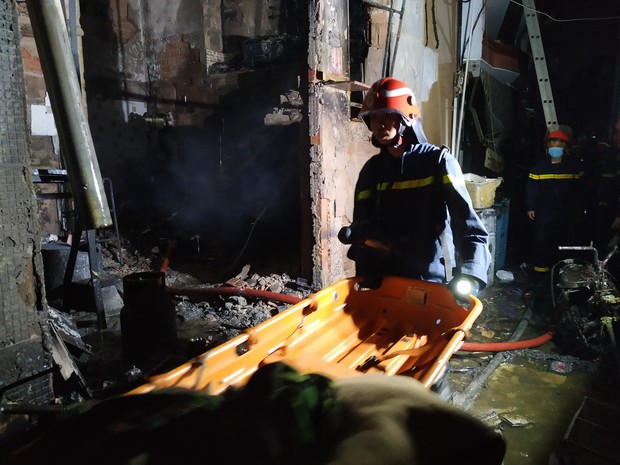 Công an xem xét dấu hiệu phạm tội trong vụ cháy khiến 8 người tử vong thương tâm ở Sài Gòn - Ảnh 1.