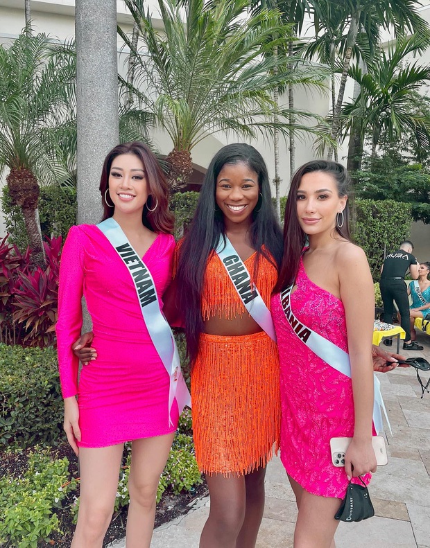 Netizen phát sốt với màn đọ sắc của Khánh Vân và Miss Universe 2019 chung khung hình: Nhan sắc liệu có lép vế? - Ảnh 4.