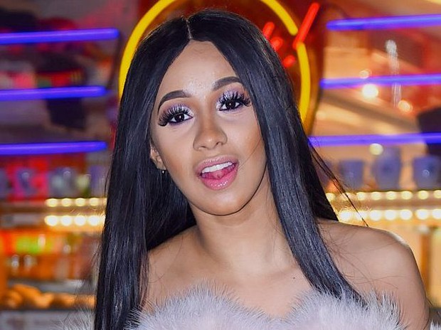 Sự tích sao nữ Hollywood dao kéo: Cardi B biến chứng kinh dị, Victoria Beckham bơm đủ đường, Kylie sửa 1 điểm mà lột xác - Ảnh 33.