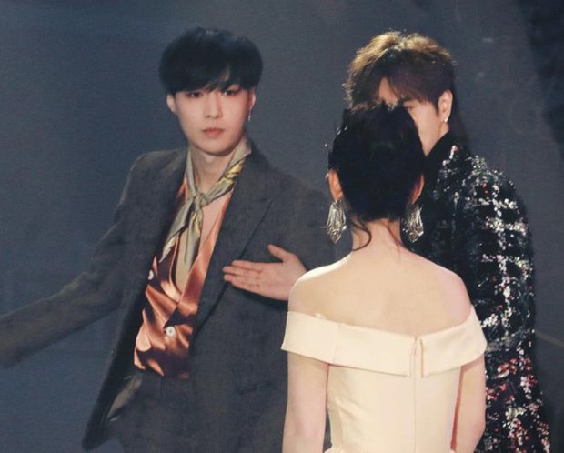 Cặp đôi mới của Cbiz: Dương Tử lộ bằng chứng hẹn hò lộ liễu với Lay (EXO), thậm chí còn có ảnh hôn nhau đắm đuối? - Ảnh 9.