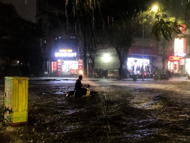 Ảnh, clip: Mưa dông gió giật kèm sấm chớp kinh hoàng ập xuống giờ tan tầm, Hà Nội ngập khắp các tuyến đường - Ảnh 31.