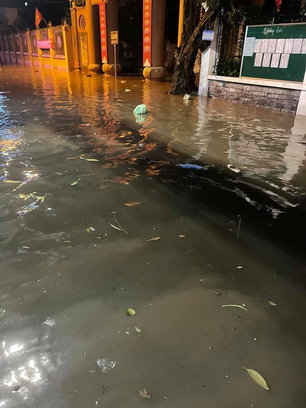 Ảnh, clip: Mưa dông gió giật kèm sấm chớp kinh hoàng ập xuống giờ tan tầm, Hà Nội ngập khắp các tuyến đường - Ảnh 30.