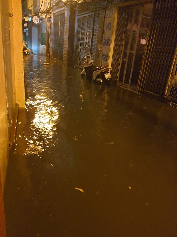 Ảnh, clip: Mưa dông gió giật kèm sấm chớp kinh hoàng ập xuống giờ tan tầm, Hà Nội ngập khắp các tuyến đường - Ảnh 33.