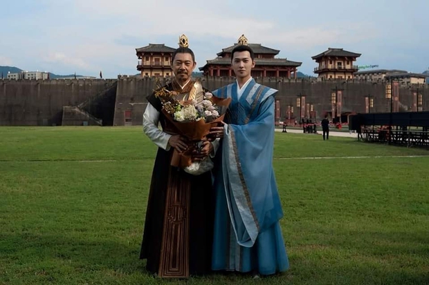 Dương Dương búi tóc điển trai cực điểm ngày đóng máy, còn trốn Triệu Lộ Tư đánh lẻ với sao nam Võ Tắc Thiên? - Ảnh 4.