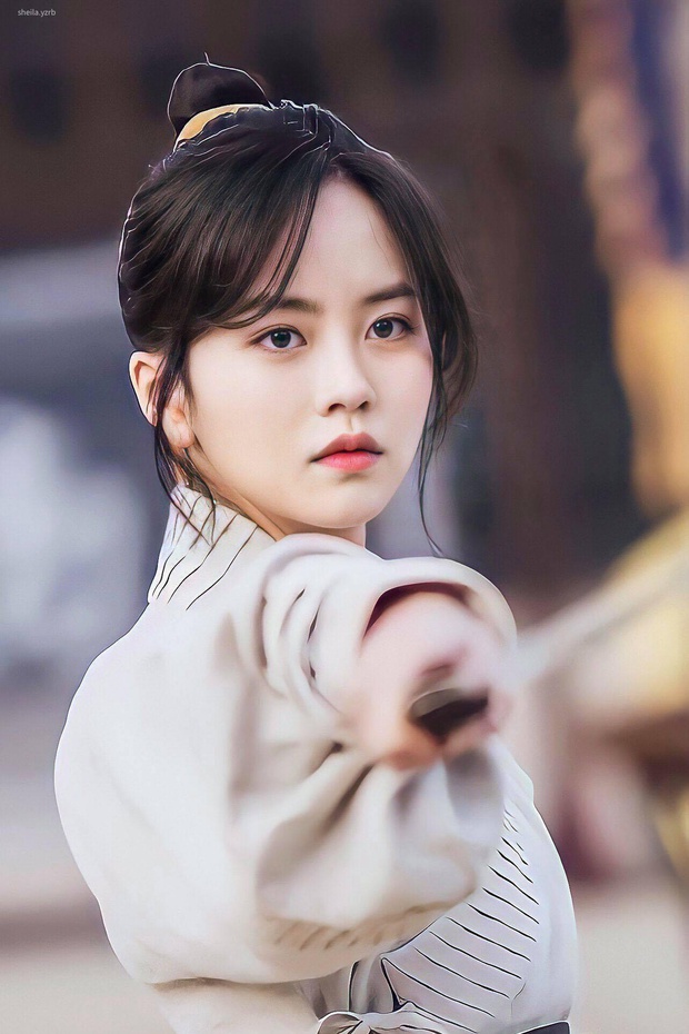 Mặt Trăng Ôm Mặt Trời có 2 sao nhí họ Kim dậy thì đỉnh cao: Kim Yoo Jung đã xinh còn bốc lửa, Kim So Hyun vịt hóa thiên nga - Ảnh 18.