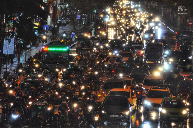 Ảnh, clip: Mưa dông gió giật kèm sấm chớp kinh hoàng ập xuống giờ tan tầm, Hà Nội ngập khắp các tuyến đường - Ảnh 4.