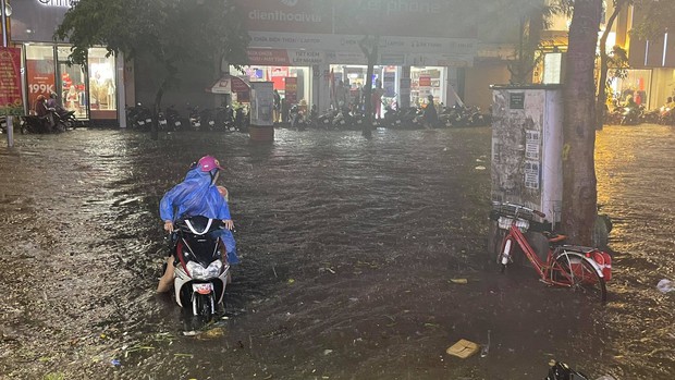 Ảnh, clip: Mưa dông gió giật kèm sấm chớp kinh hoàng ập xuống giờ tan tầm, Hà Nội ngập khắp các tuyến đường - Ảnh 17.