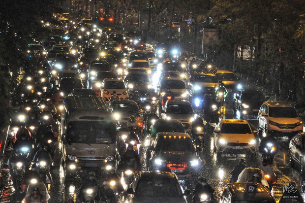 Ảnh, clip: Mưa dông gió giật kèm sấm chớp kinh hoàng ập xuống giờ tan tầm, Hà Nội ngập khắp các tuyến đường - Ảnh 3.