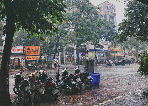 Ảnh, clip: Mưa dông gió giật kèm sấm chớp kinh hoàng ập xuống giờ tan tầm, Hà Nội ngập khắp các tuyến đường - Ảnh 15.