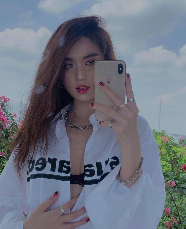 Bị thánh check lỗi soi bóp mặt Vline đến méo điện thoại, Ngọc Trinh đáp 1 câu tỉnh bơ: Lần này đổ lỗi cho ai đây? - Ảnh 3. Bị thánh check lỗi soi bóp mặt Vline đến méo điện thoại, Ngọc Trinh đáp 1 câu tỉnh bơ: Lần này đổ lỗi cho ai đây? - Ảnh 3.