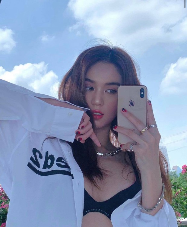 Bị thánh check lỗi soi bóp mặt Vline đến méo điện thoại, Ngọc Trinh đáp 1 câu tỉnh bơ: Lần này đổ lỗi cho ai đây? - Ảnh 4. Bị thánh check lỗi soi bóp mặt Vline đến méo điện thoại, Ngọc Trinh đáp 1 câu tỉnh bơ: Lần này đổ lỗi cho ai đây? - Ảnh 4.