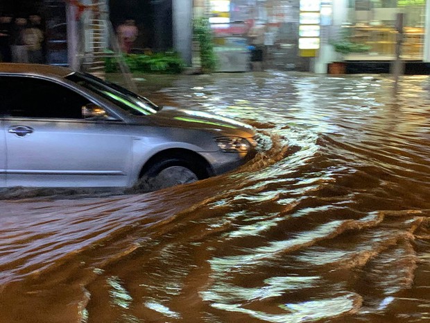 Ảnh, clip: Mưa dông gió giật kèm sấm chớp kinh hoàng ập xuống giờ tan tầm, Hà Nội ngập khắp các tuyến đường - Ảnh 22.
