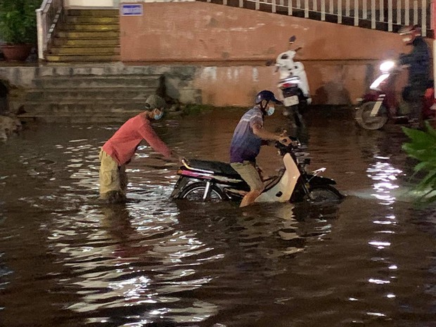 Ảnh, clip: Mưa dông gió giật kèm sấm chớp kinh hoàng ập xuống giờ tan tầm, Hà Nội ngập khắp các tuyến đường - Ảnh 23.