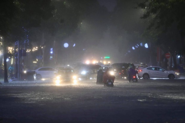 Ảnh, clip: Mưa dông gió giật kèm sấm chớp kinh hoàng ập xuống giờ tan tầm, Hà Nội ngập khắp các tuyến đường - Ảnh 5.