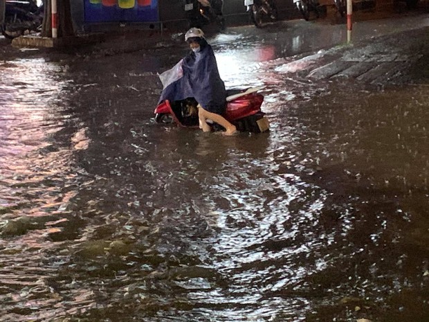 Ảnh, clip: Mưa dông gió giật kèm sấm chớp kinh hoàng ập xuống giờ tan tầm, Hà Nội ngập khắp các tuyến đường - Ảnh 24.