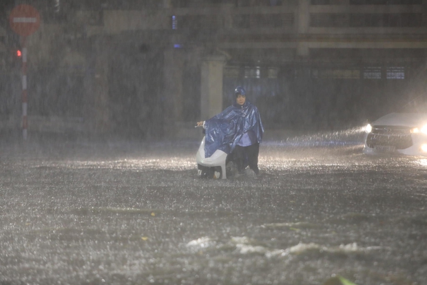 Ảnh, clip: Mưa dông gió giật kèm sấm chớp kinh hoàng ập xuống giờ tan tầm, Hà Nội ngập khắp các tuyến đường - Ảnh 6.
