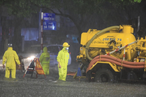 Ảnh, clip: Mưa dông gió giật kèm sấm chớp kinh hoàng ập xuống giờ tan tầm, Hà Nội ngập khắp các tuyến đường - Ảnh 8.