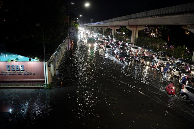 Ảnh, clip: Mưa dông gió giật kèm sấm chớp kinh hoàng ập xuống giờ tan tầm, Hà Nội ngập khắp các tuyến đường - Ảnh 9.