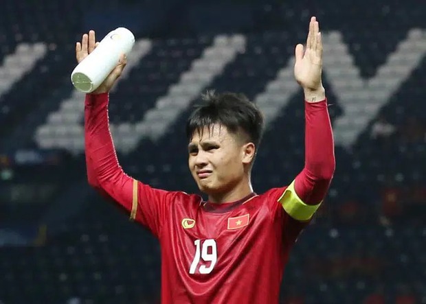 TikToker “trai Việt đó” mặc áo đôi với Huỳnh Anh, đằng gái nói gì khi netizen bảo yêu ai cũng công khai mà chả bền - Ảnh 4.