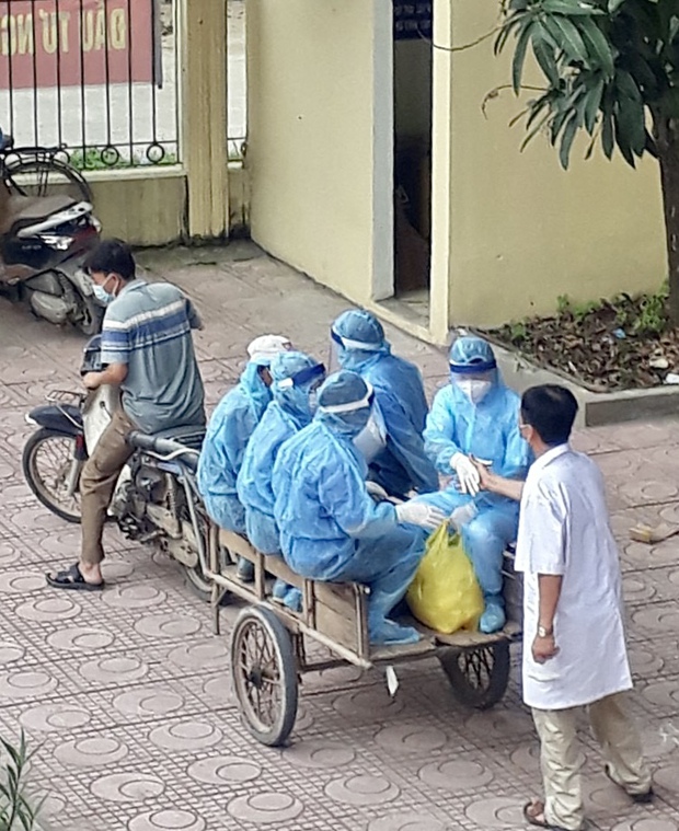 Gặp bác sĩ trong bức ảnh nhân viên y tế đi xe ba gác vào vùng dịch: Tôi chỉ biết bắt tay để truyền động lực cho anh em - Ảnh 1. Gặp bác sĩ trong bức ảnh nhân viên y tế đi xe ba gác vào vùng dịch: Tôi chỉ biết bắt tay để truyền động lực cho anh em - Ảnh 1.